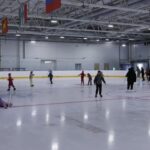 Летом на коньках: 100 детей ежедневно катаются в Ледовой арене Куйбышева