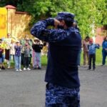 Зарядка со стражем порядка состоялась для школьников в Куйбышеве