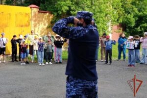 Зарядка со стражем порядка состоялась для школьников в Куйбышеве