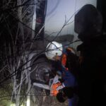 Спасатели в Новосибирской области пробивались через лес, чтобы достать водителя